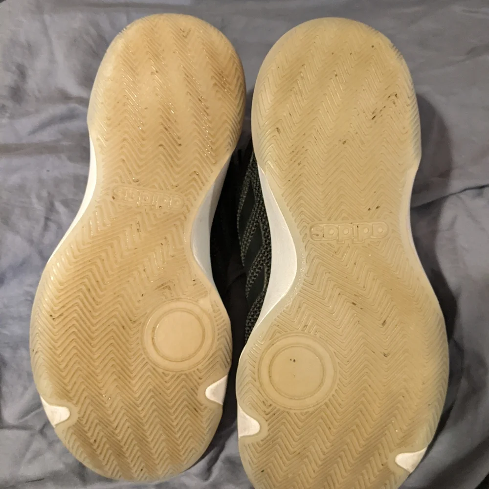 Adidas men's 8 1/2 sneaker - Picture 3 of 4